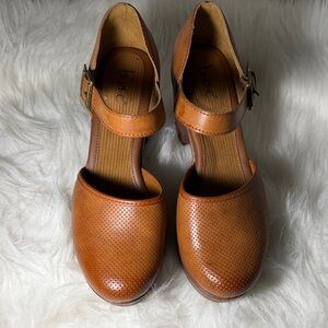 b.o.c. Women's Tan Leather Heels